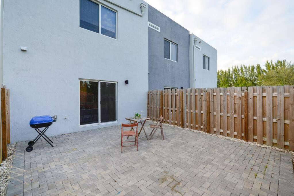 Amazing Town House 15 Min From The Beach Wfree Parking Villa Miami Exteriör bild